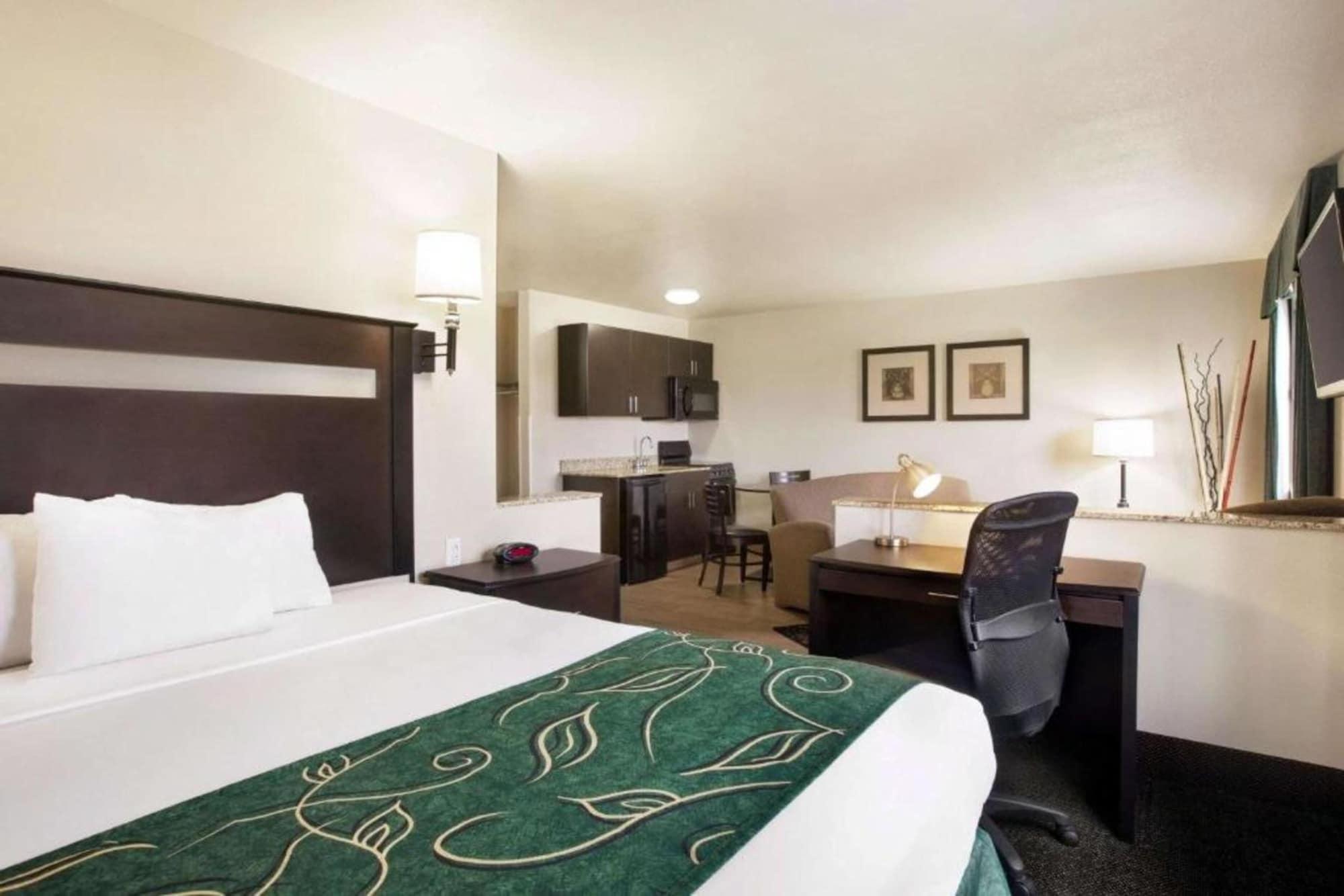ทราเวลลอดจ์ บาย วินด์แฮม ลิโวเนีย Hotel Livonia ภายนอก รูปภาพ