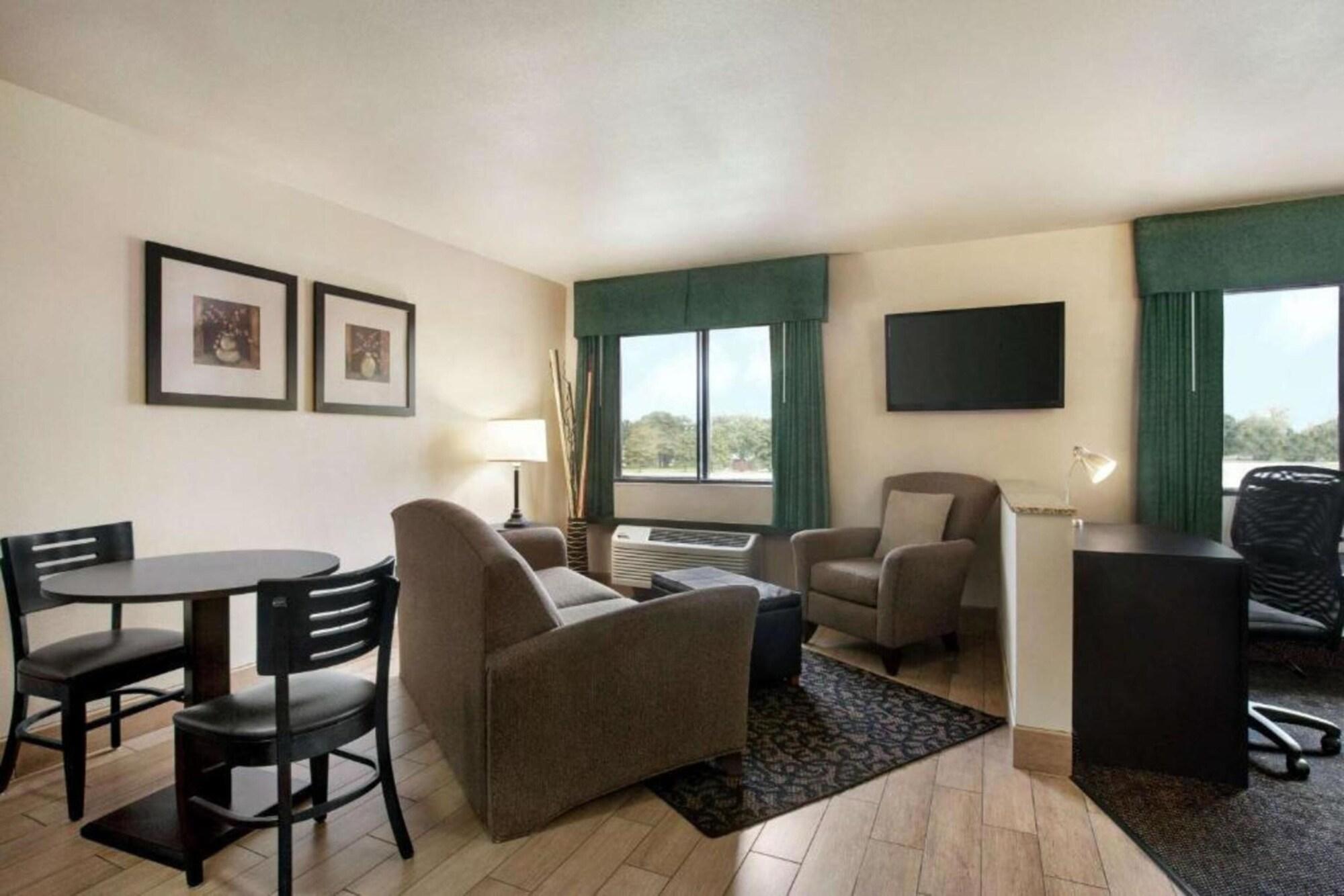 ทราเวลลอดจ์ บาย วินด์แฮม ลิโวเนีย Hotel Livonia ภายนอก รูปภาพ