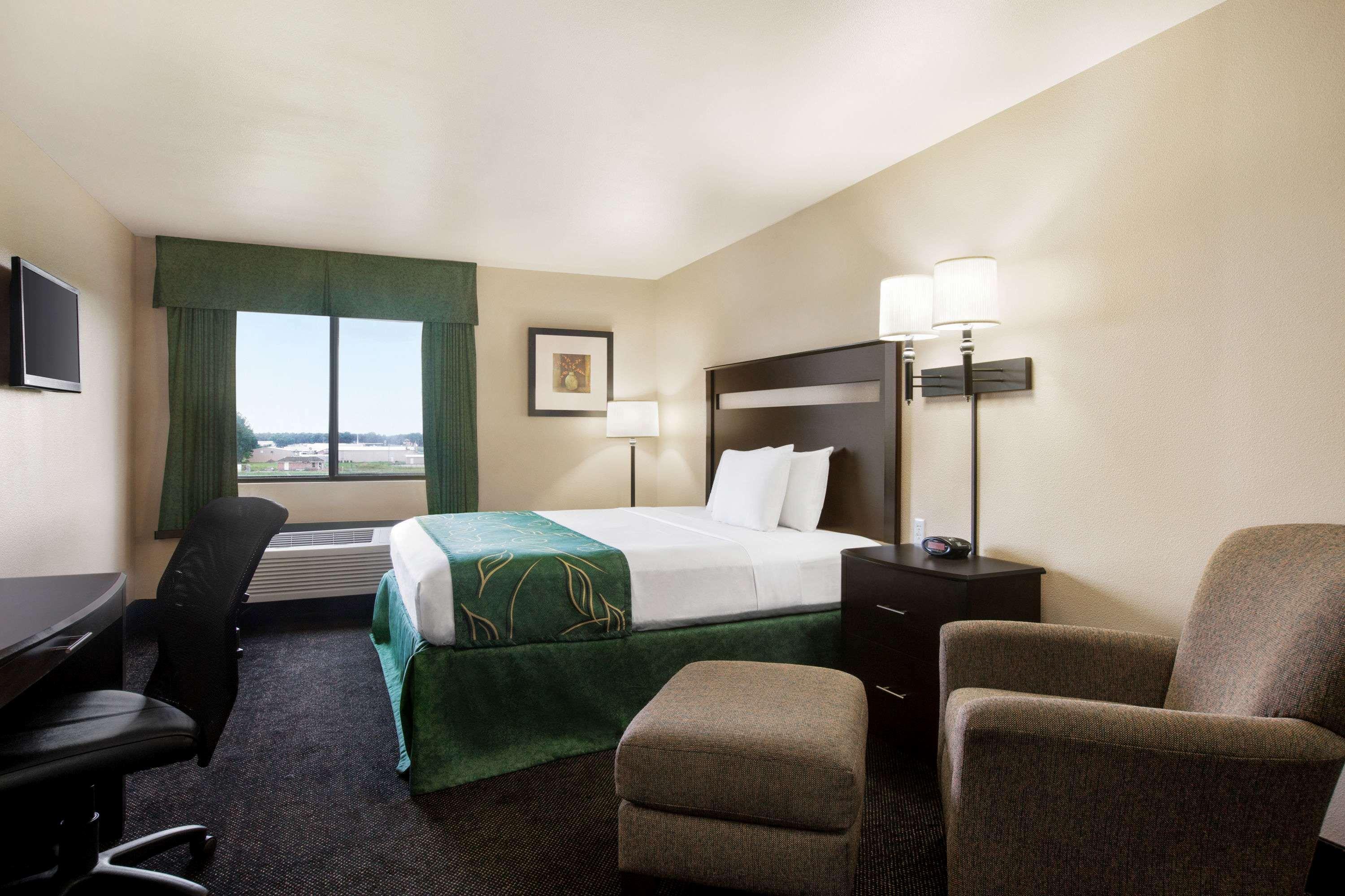 ทราเวลลอดจ์ บาย วินด์แฮม ลิโวเนีย Hotel Livonia ภายนอก รูปภาพ