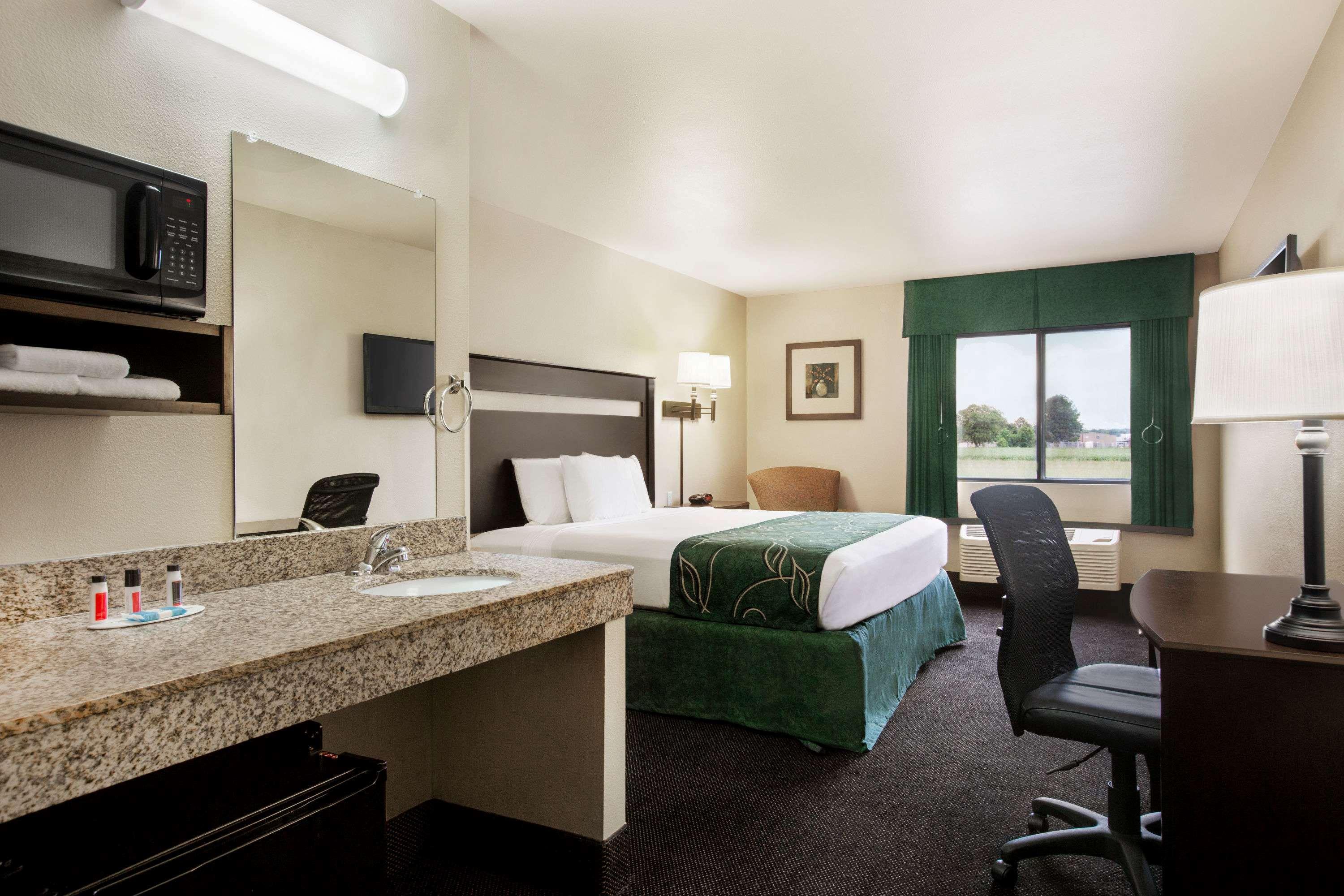ทราเวลลอดจ์ บาย วินด์แฮม ลิโวเนีย Hotel Livonia ภายนอก รูปภาพ