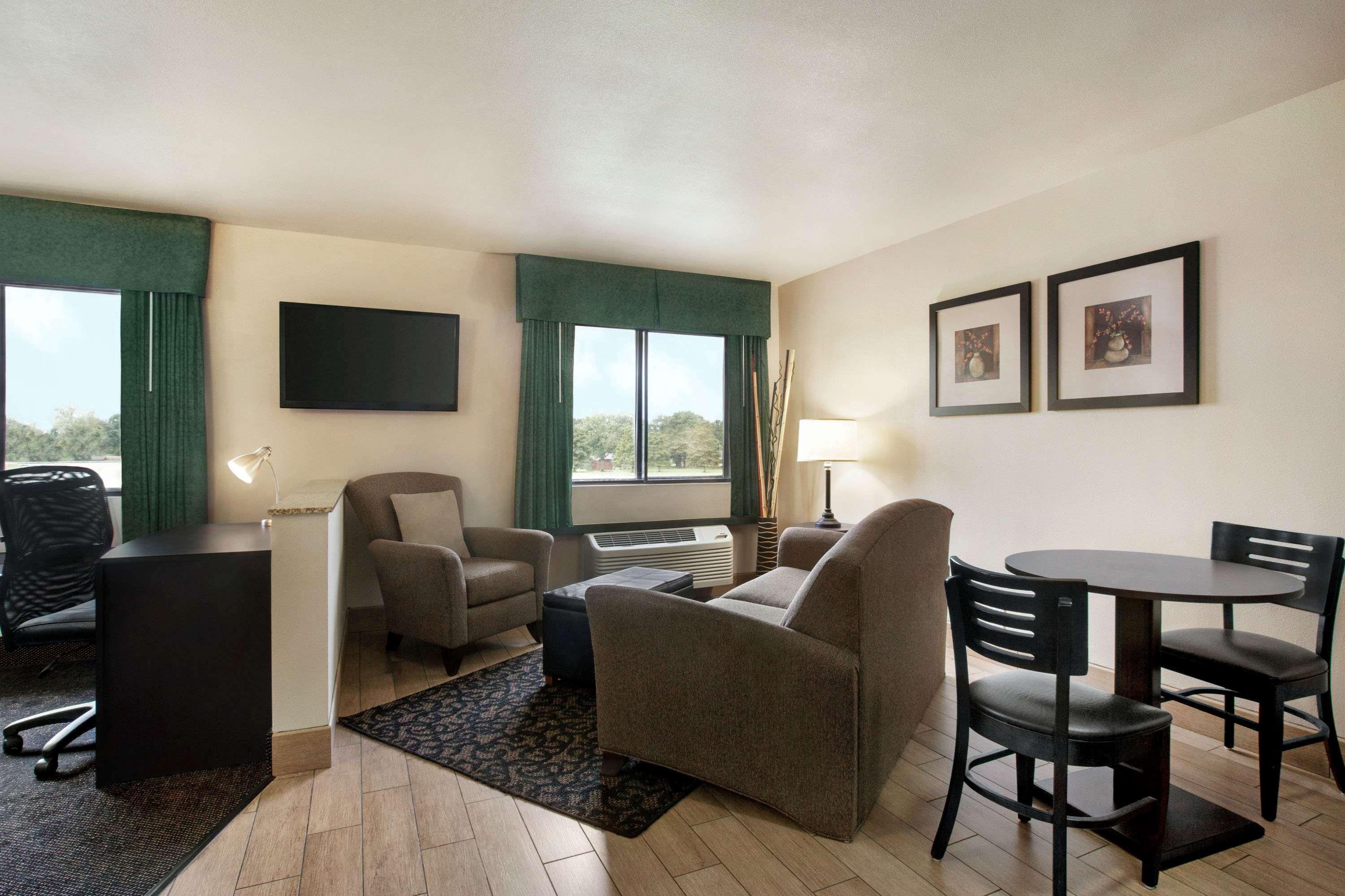 ทราเวลลอดจ์ บาย วินด์แฮม ลิโวเนีย Hotel Livonia ภายนอก รูปภาพ