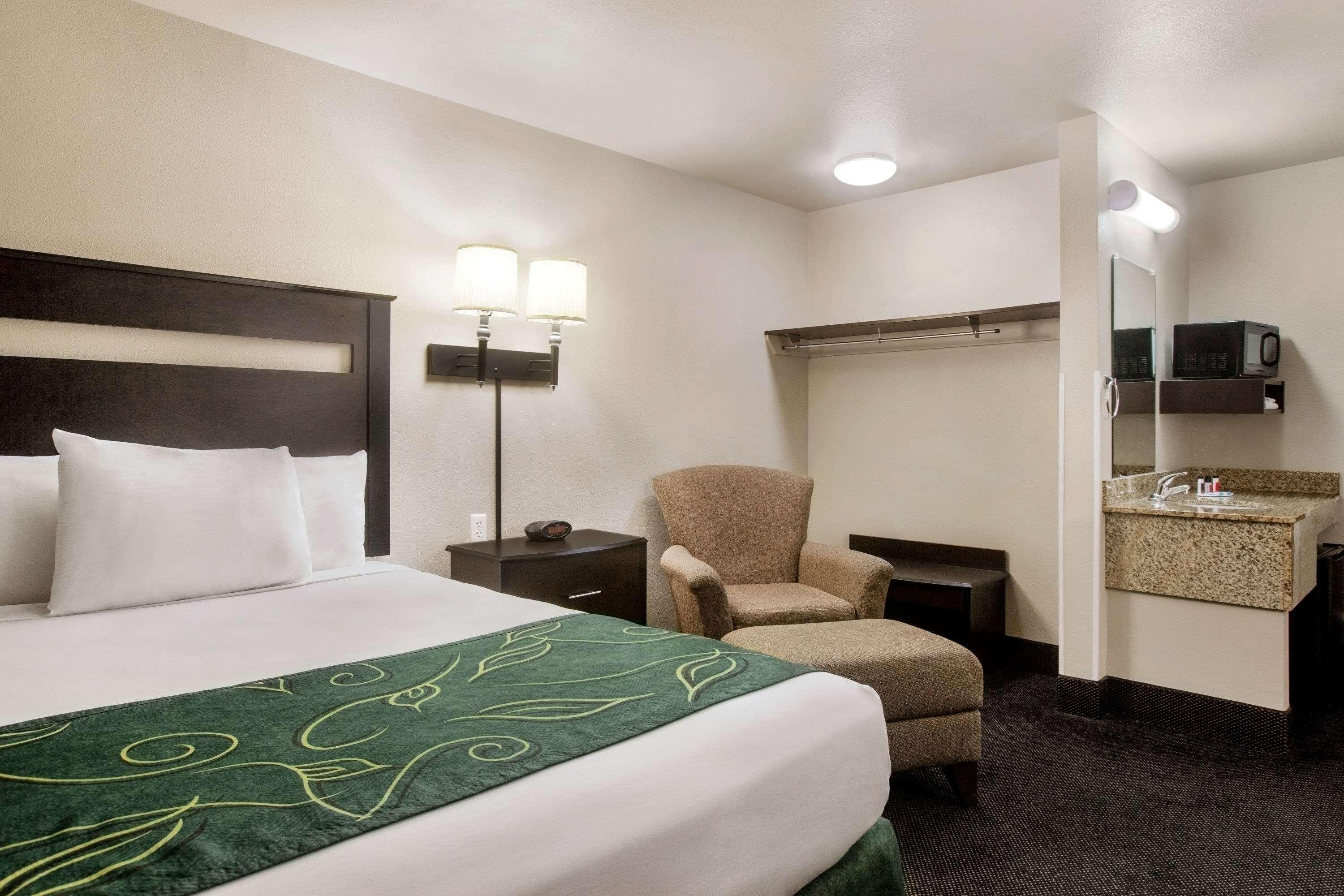 ทราเวลลอดจ์ บาย วินด์แฮม ลิโวเนีย Hotel Livonia ภายนอก รูปภาพ