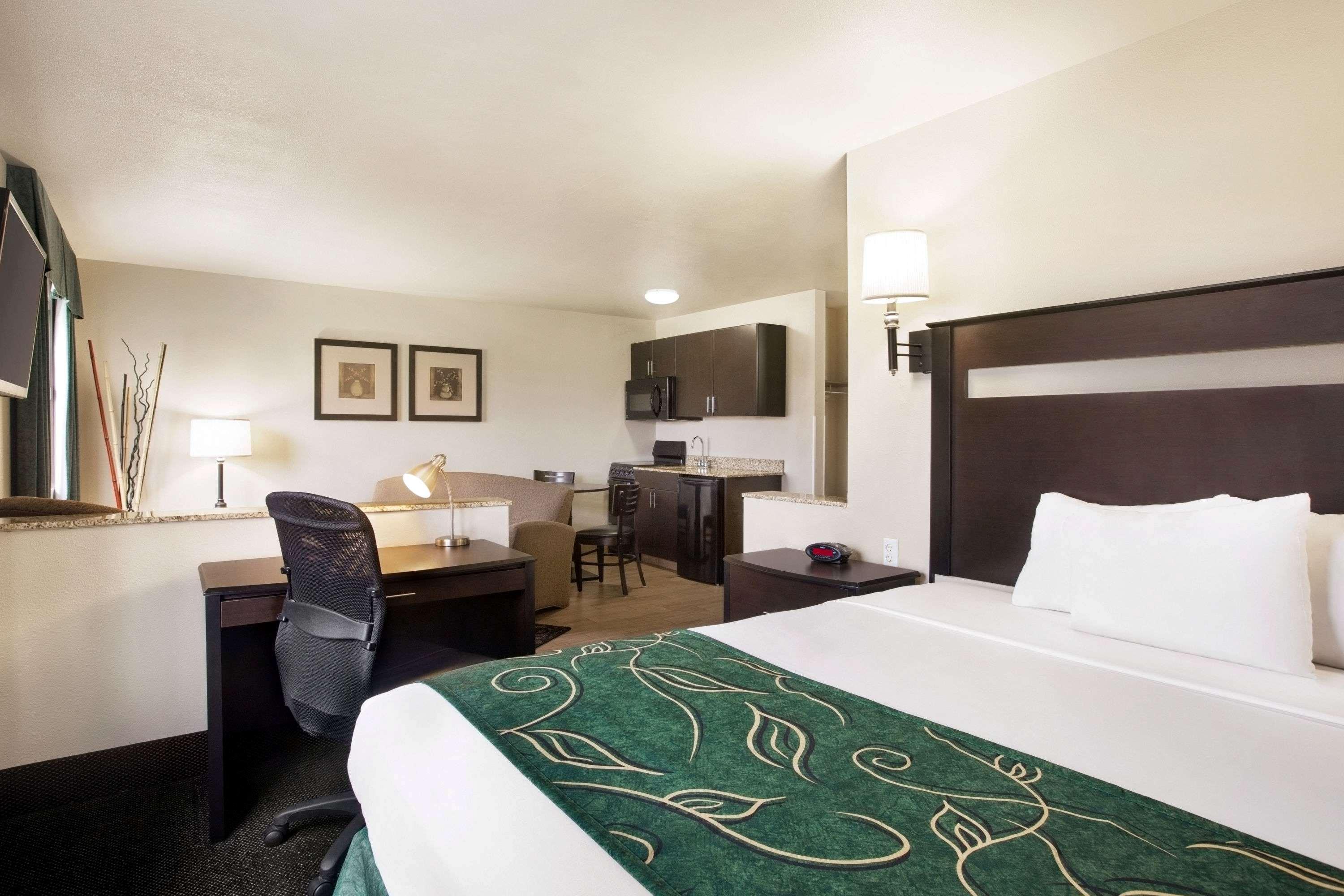 ทราเวลลอดจ์ บาย วินด์แฮม ลิโวเนีย Hotel Livonia ภายนอก รูปภาพ