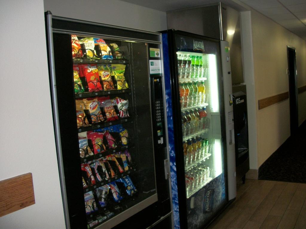 ทราเวลลอดจ์ บาย วินด์แฮม ลิโวเนีย Hotel Livonia ภายนอก รูปภาพ