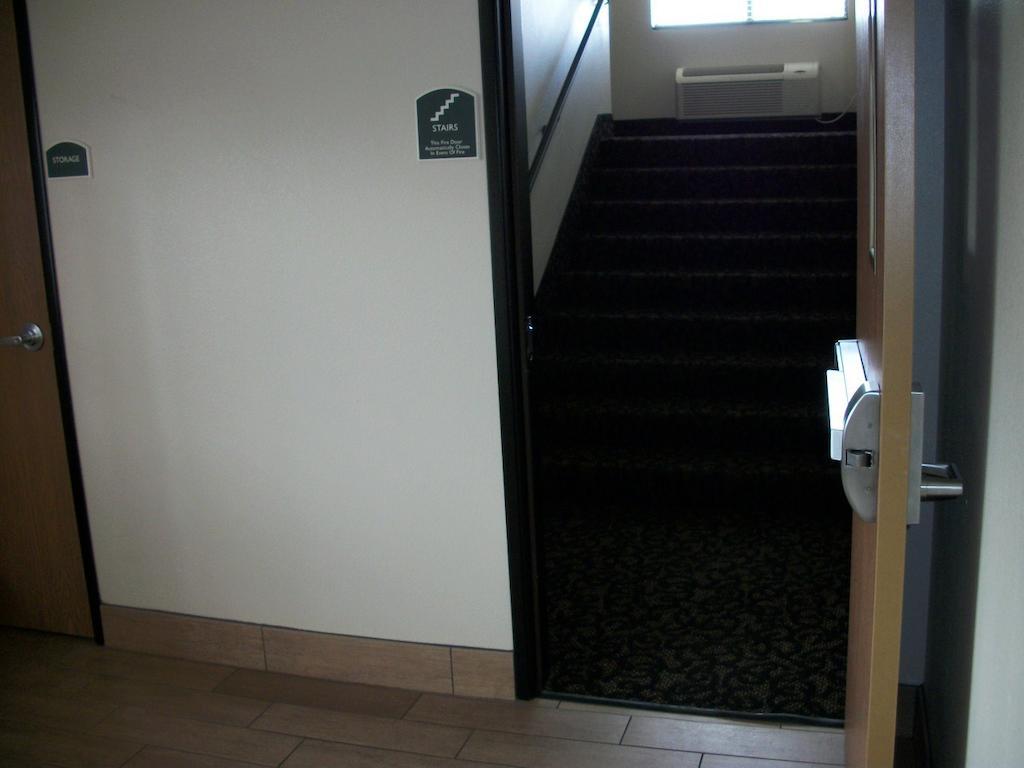 ทราเวลลอดจ์ บาย วินด์แฮม ลิโวเนีย Hotel Livonia ภายนอก รูปภาพ