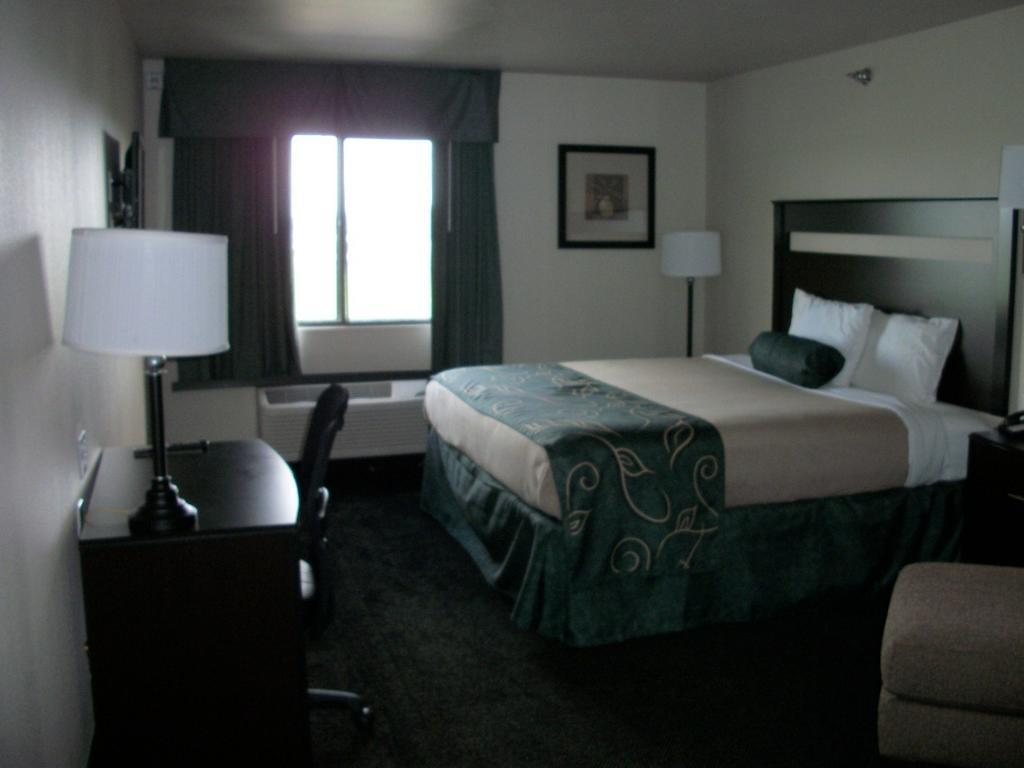 ทราเวลลอดจ์ บาย วินด์แฮม ลิโวเนีย Hotel Livonia ภายนอก รูปภาพ