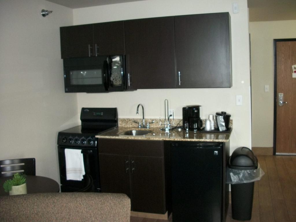 ทราเวลลอดจ์ บาย วินด์แฮม ลิโวเนีย Hotel Livonia ภายนอก รูปภาพ