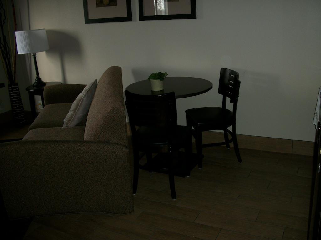 ทราเวลลอดจ์ บาย วินด์แฮม ลิโวเนีย Hotel Livonia ภายนอก รูปภาพ