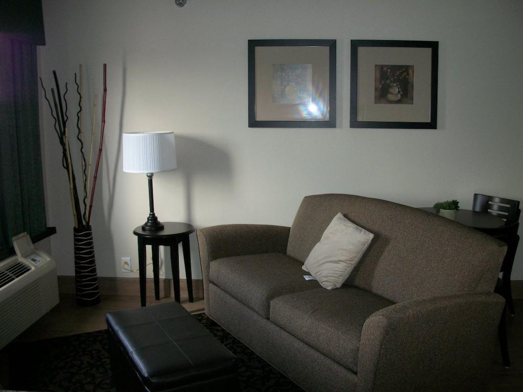 ทราเวลลอดจ์ บาย วินด์แฮม ลิโวเนีย Hotel Livonia ภายนอก รูปภาพ