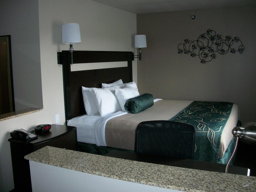 ทราเวลลอดจ์ บาย วินด์แฮม ลิโวเนีย Hotel Livonia ภายนอก รูปภาพ