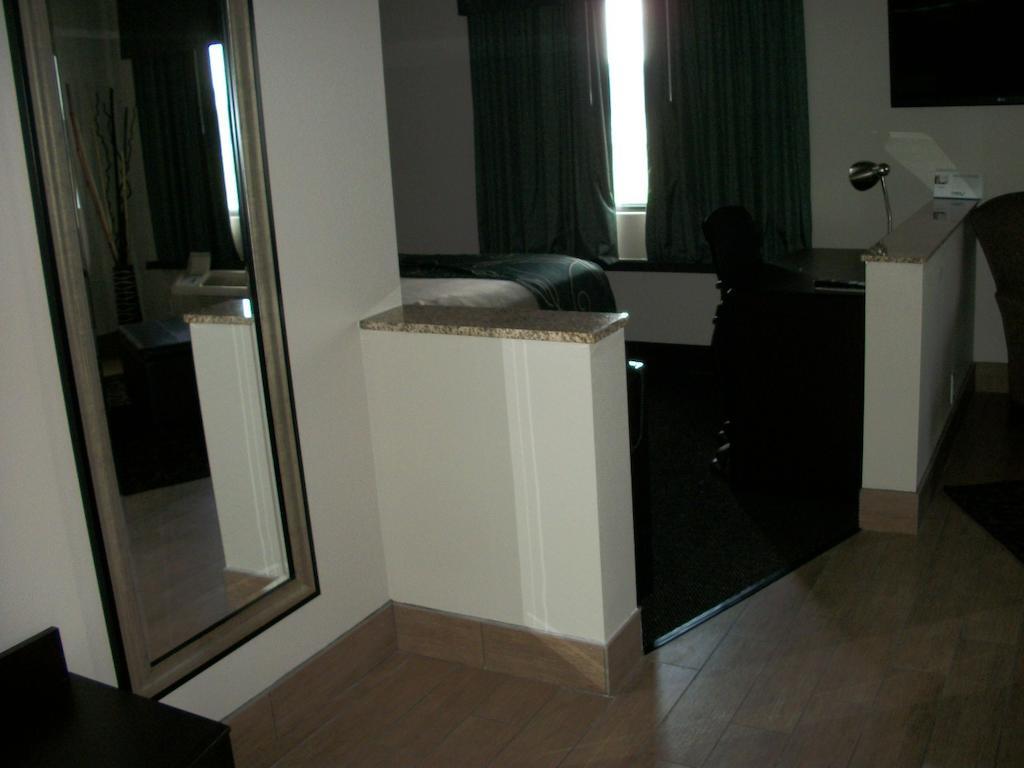 ทราเวลลอดจ์ บาย วินด์แฮม ลิโวเนีย Hotel Livonia ภายนอก รูปภาพ