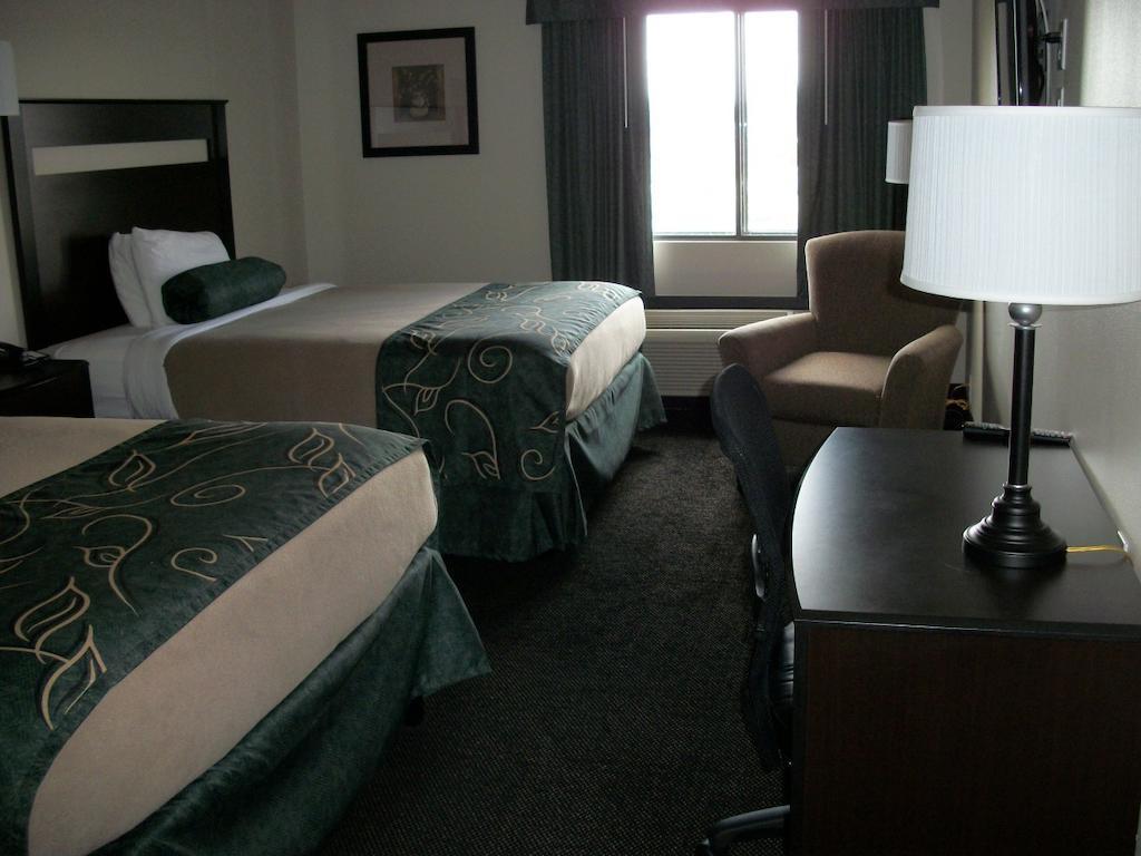 ทราเวลลอดจ์ บาย วินด์แฮม ลิโวเนีย Hotel Livonia ภายนอก รูปภาพ