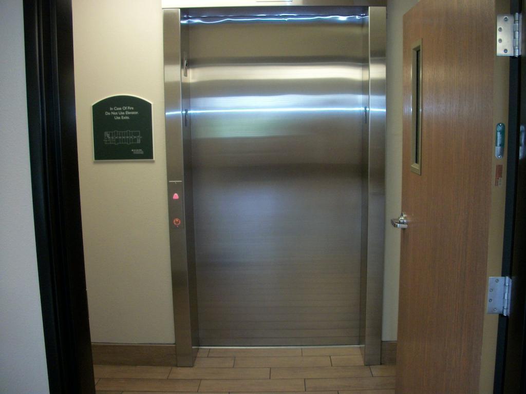 ทราเวลลอดจ์ บาย วินด์แฮม ลิโวเนีย Hotel Livonia ภายนอก รูปภาพ