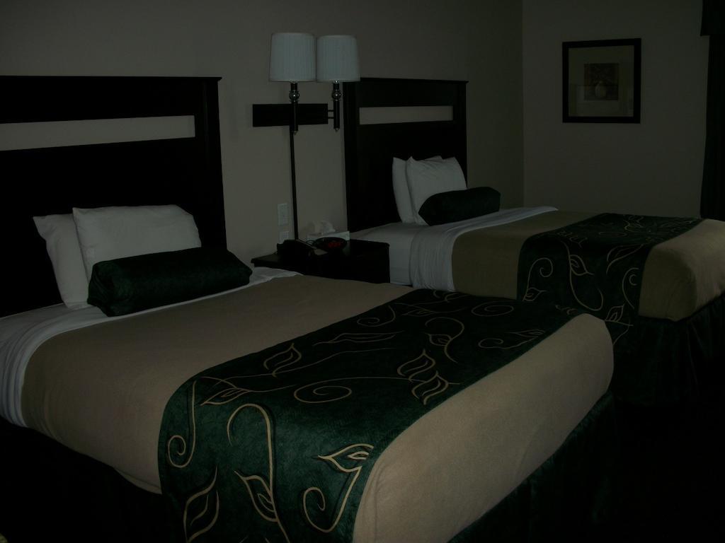 ทราเวลลอดจ์ บาย วินด์แฮม ลิโวเนีย Hotel Livonia ภายนอก รูปภาพ