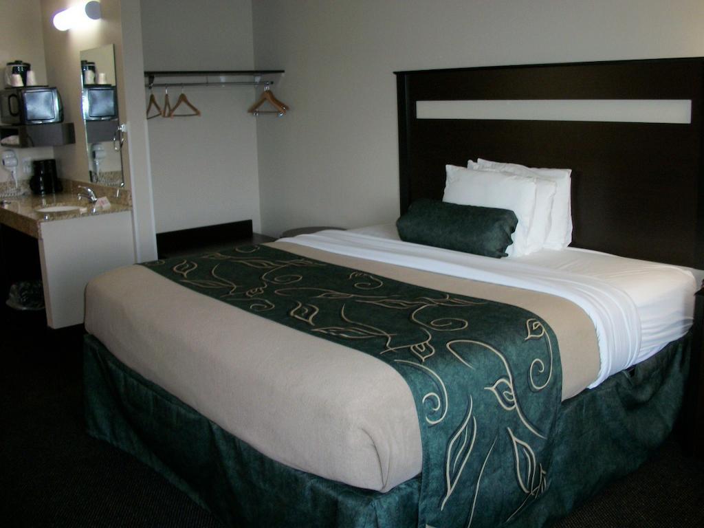 ทราเวลลอดจ์ บาย วินด์แฮม ลิโวเนีย Hotel Livonia ภายนอก รูปภาพ