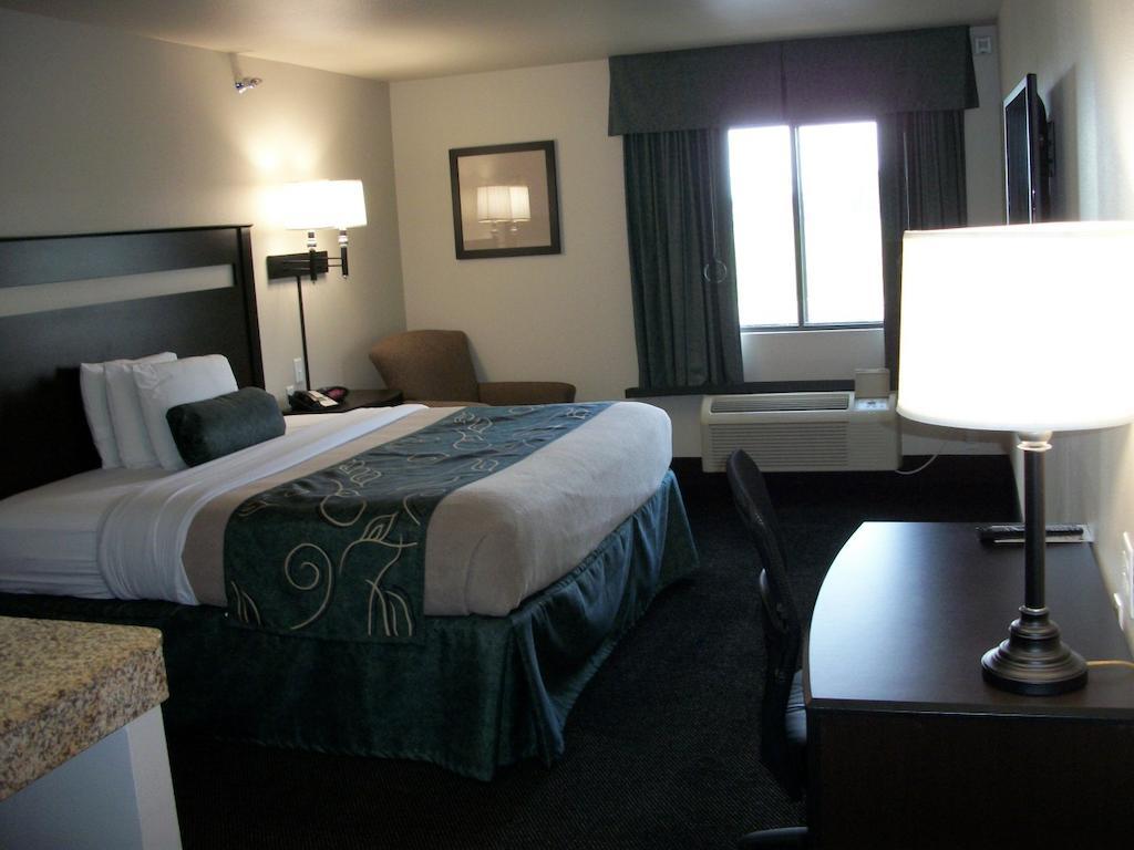 ทราเวลลอดจ์ บาย วินด์แฮม ลิโวเนีย Hotel Livonia ภายนอก รูปภาพ