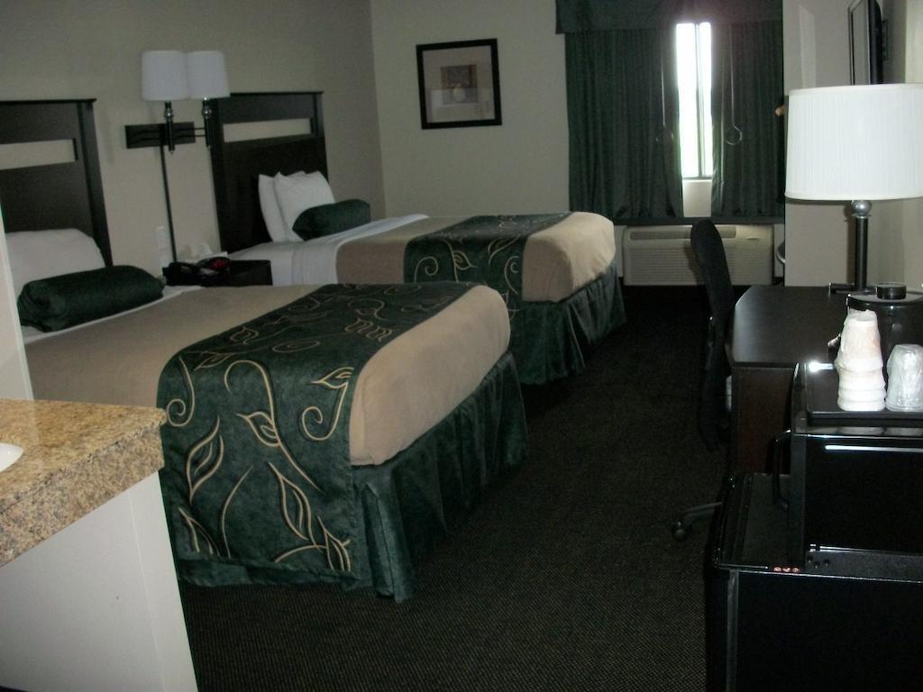 ทราเวลลอดจ์ บาย วินด์แฮม ลิโวเนีย Hotel Livonia ภายนอก รูปภาพ