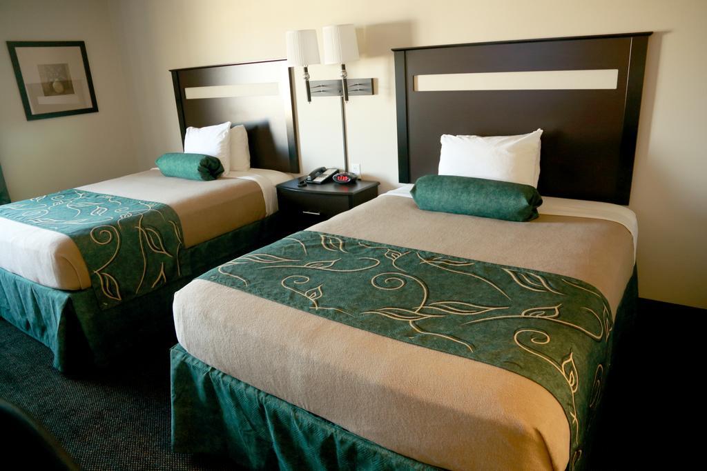 ทราเวลลอดจ์ บาย วินด์แฮม ลิโวเนีย Hotel Livonia ภายนอก รูปภาพ