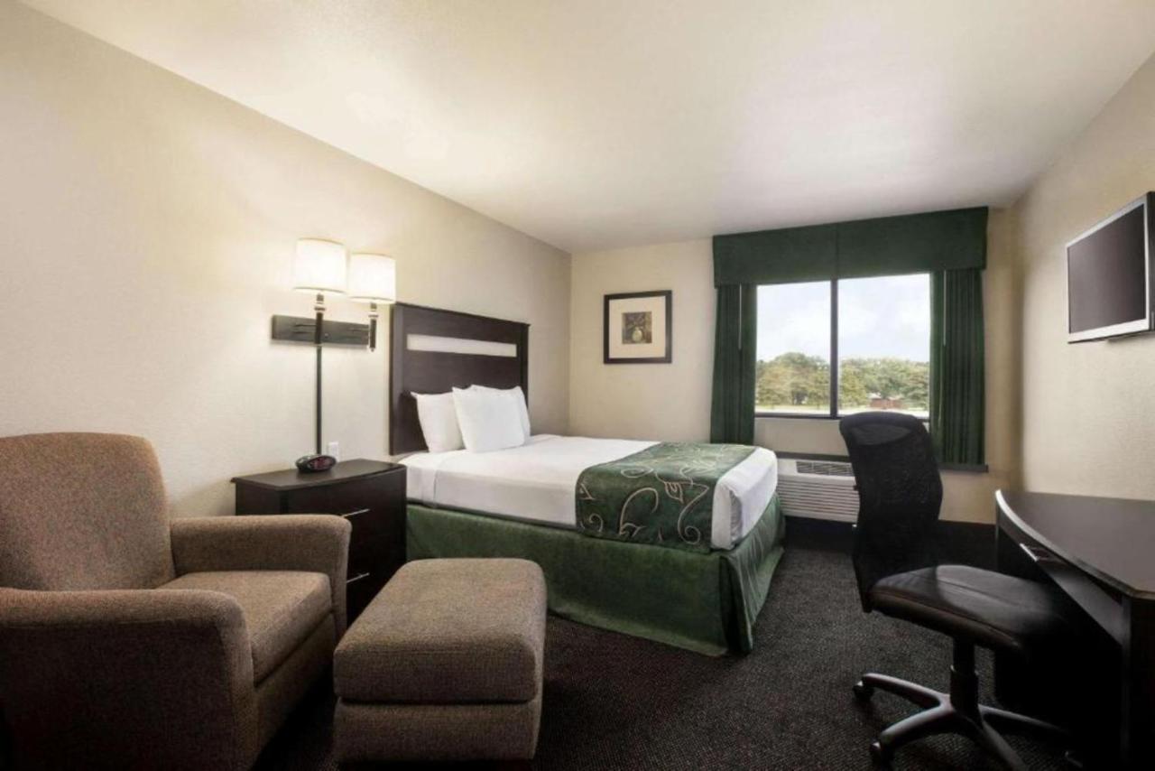 ทราเวลลอดจ์ บาย วินด์แฮม ลิโวเนีย Hotel Livonia ภายนอก รูปภาพ