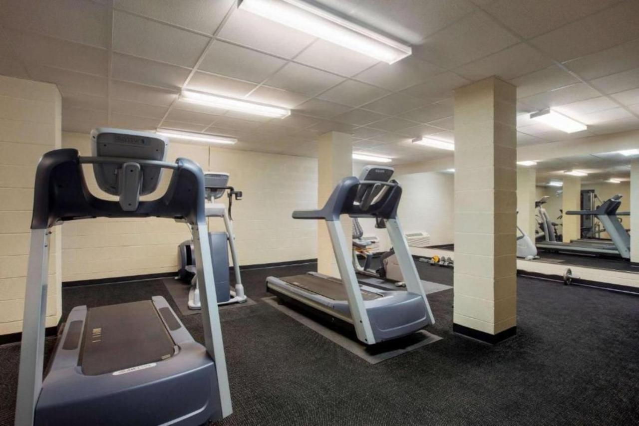 ทราเวลลอดจ์ บาย วินด์แฮม ลิโวเนีย Hotel Livonia ภายนอก รูปภาพ